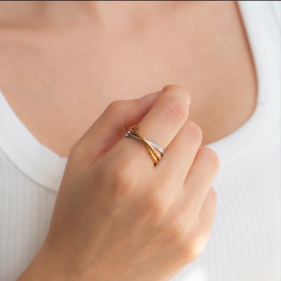 Elegant Tri-Color Interlocking Fidget Ring - Picture 5 of 5